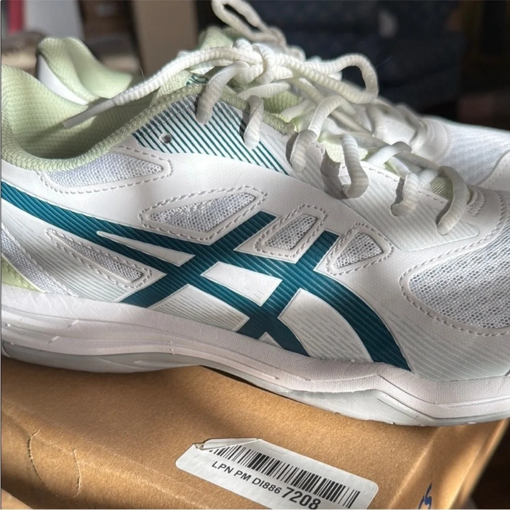 ASICS Women’s up court‎ 5 sneakers Sz 10.5 NWT